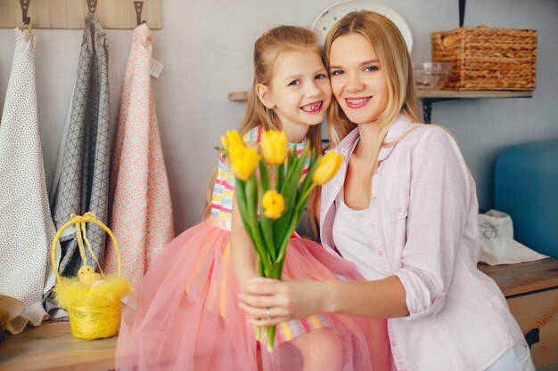 Madre con niño pequeño en casa