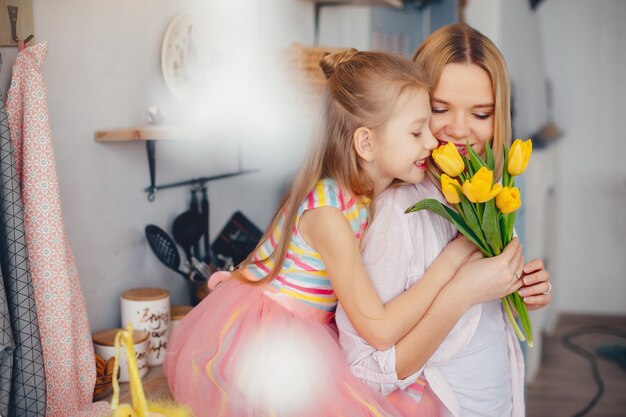 Madre con niño pequeño en casa