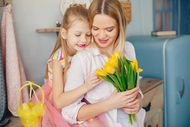 Madre con niño pequeño en casa