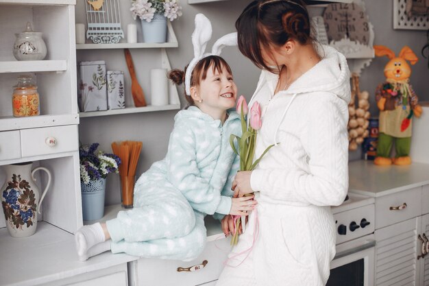 Madre con niño pequeño en casa