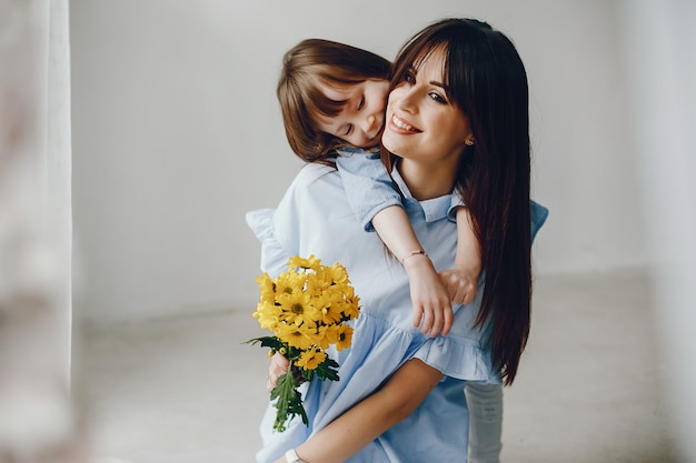 Madre con niño pequeño en casa