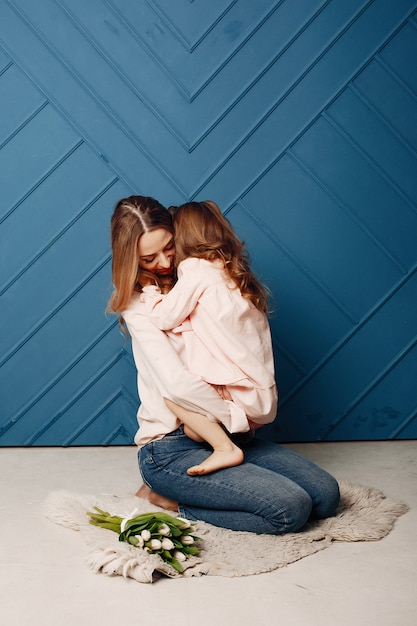 Foto gratuita madre con niño pequeño en hme