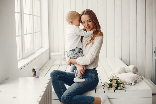 Madre con niño pequeño en hme