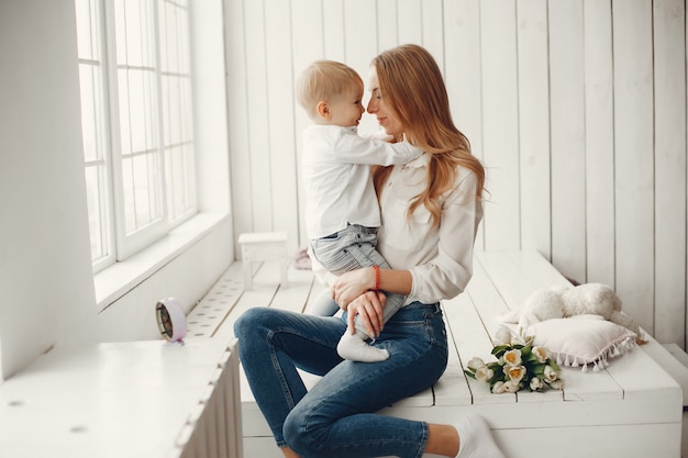 Madre con niño pequeño en hme