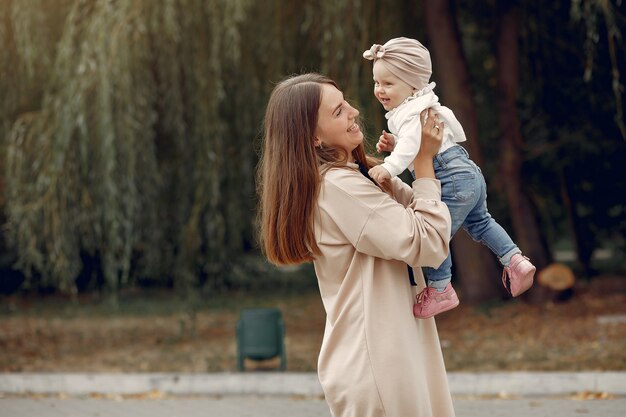 Madre con niño pequeño pasar tiempo en un parque