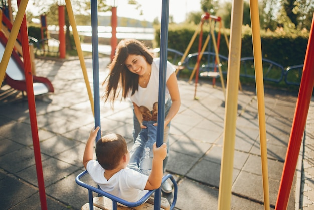 Madre con niño pequeño en un patio de recreo