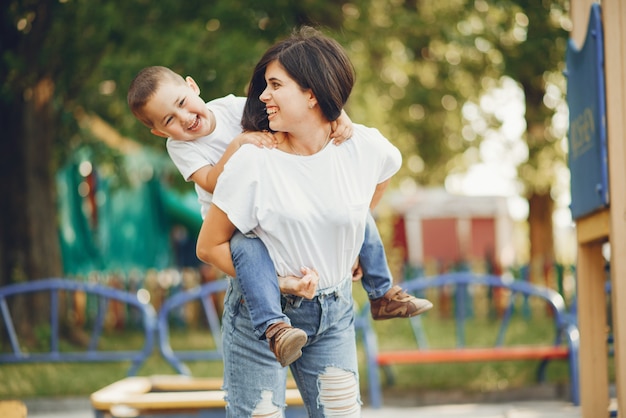 Madre con niño pequeño en un patio de recreo