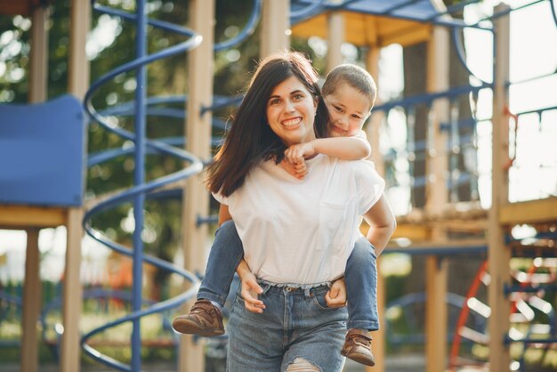 Madre con niño pequeño en un patio de recreo