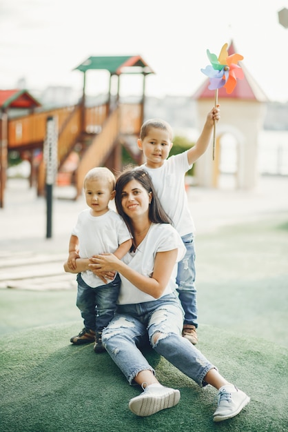 Foto gratuita madre con niño pequeño en un patio de recreo