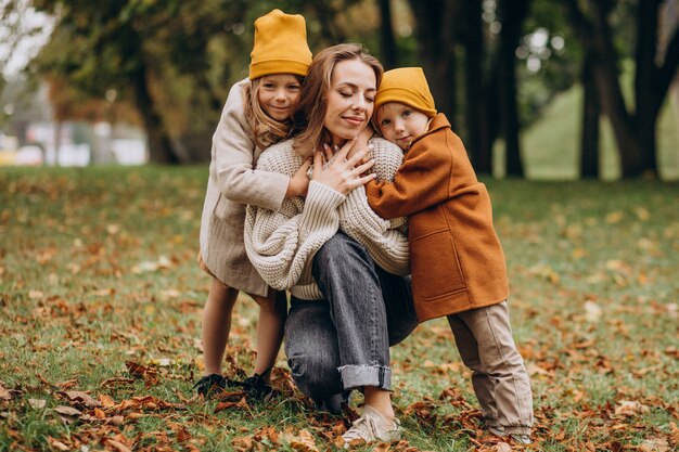 Madre con niños divirtiéndose en el parque