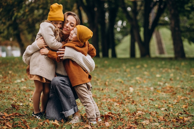 Madre con niños divirtiéndose en el parque