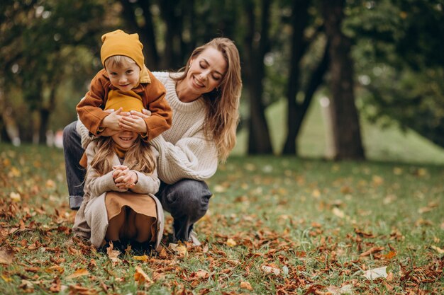 Madre con niños divirtiéndose en el parque