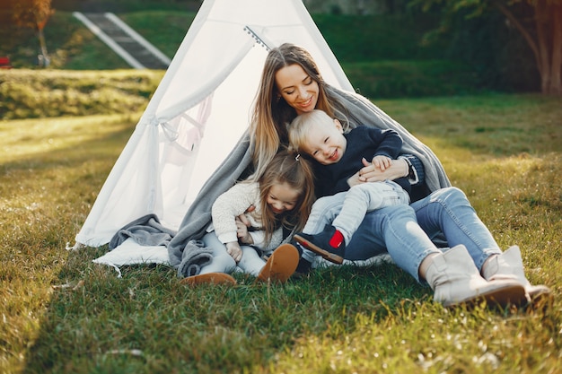 Madre con niños jugando en un parque de verano