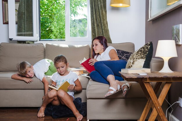 Madre, niños, posar, habitación