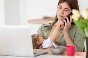 Foto gratuita madre ocupada con niño pequeño