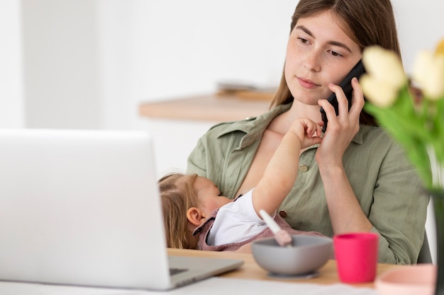 Madre ocupada con niño pequeño