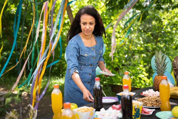 Madre organizando fiesta temática de la jungla