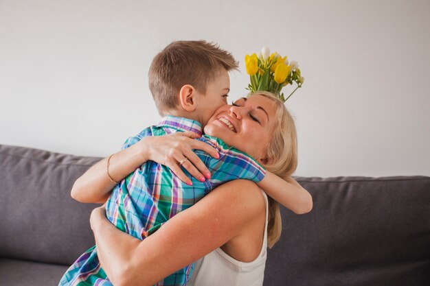 Madre orgullosa abrazando a su hijo