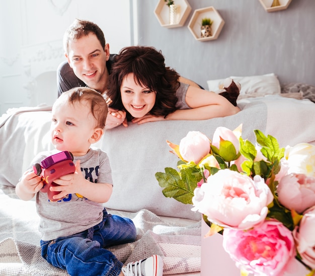 La madre y el padre admirando a su hijo