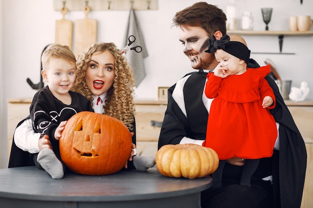 Madre padre e hijos en disfraces y maquillaje. La familia se prepara para la celebración de Halloween.