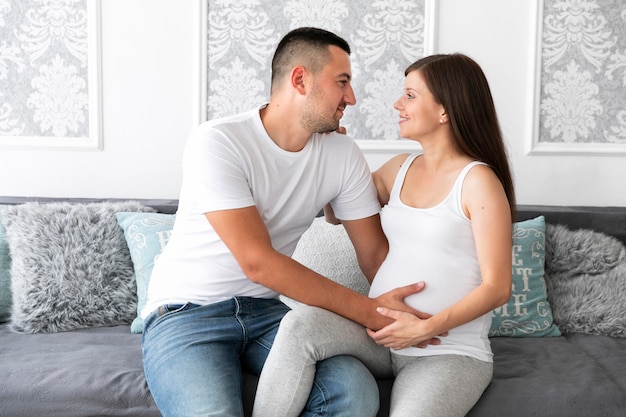 Madre y padre esperando un nuevo miembro de la familia.