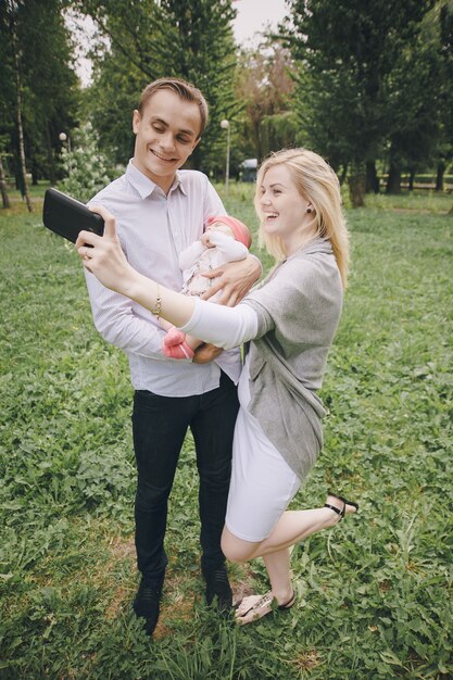 Madre y padre haciendose una foto con su bebé