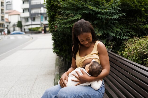 Foto gratuita madre pasando tiempo con su amado hijo