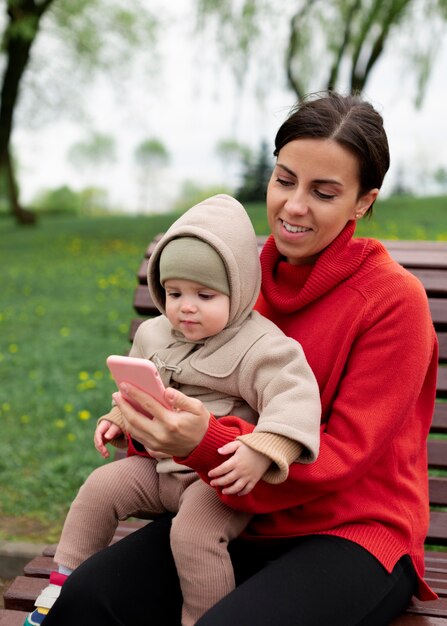 Madre pasando tiempo con su bebé