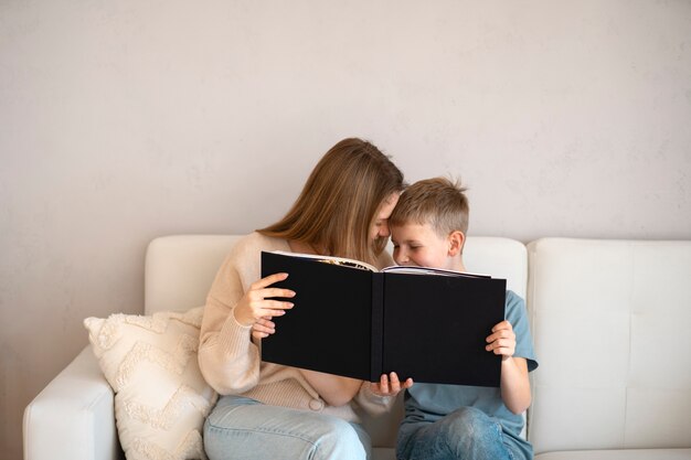 Madre pasando tiempo con su hijo