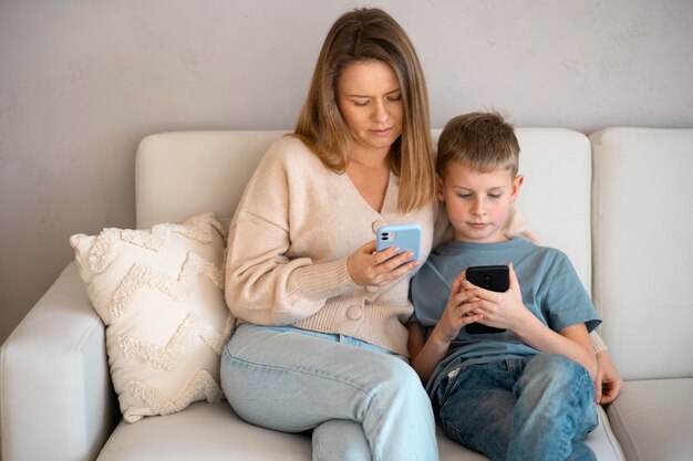 Madre pasando tiempo con su hijo