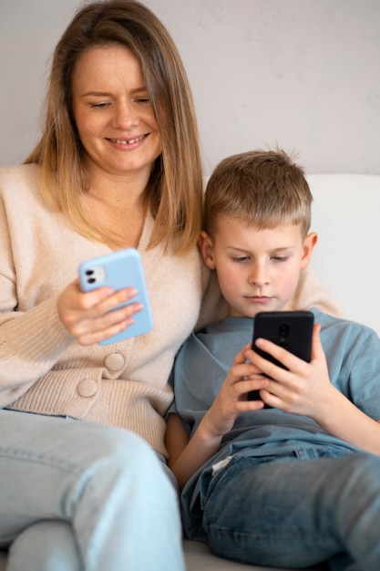 Madre pasando tiempo con su hijo