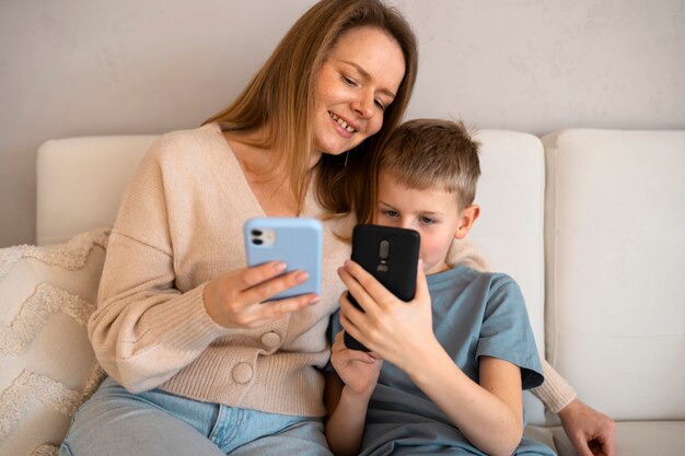 Madre pasando tiempo con su hijo