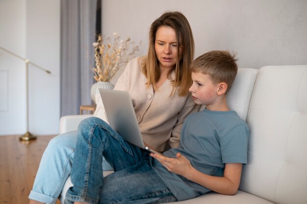 Madre pasando tiempo con su hijo