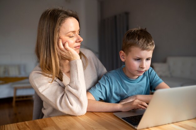 Madre pasando tiempo con su hijo