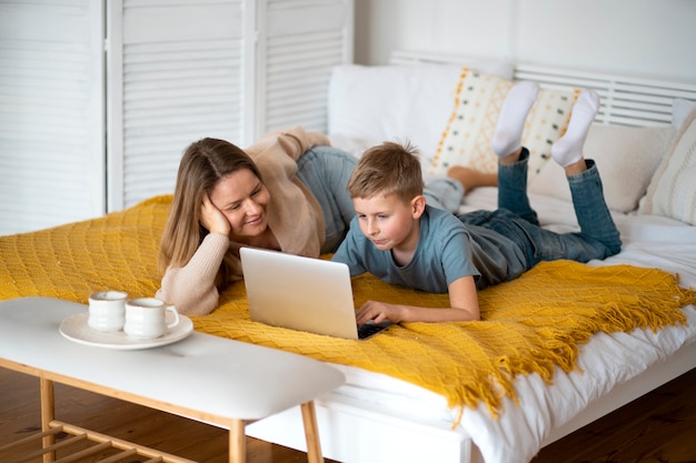 Foto gratuita madre pasando tiempo con su hijo