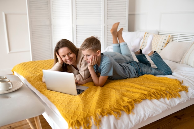 Madre pasando tiempo con su hijo