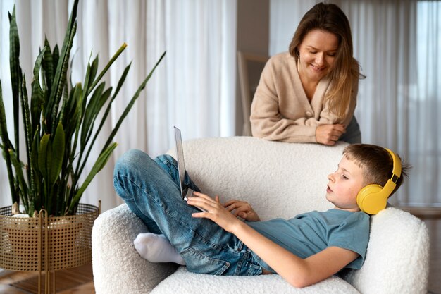 Madre pasando tiempo con su hijo