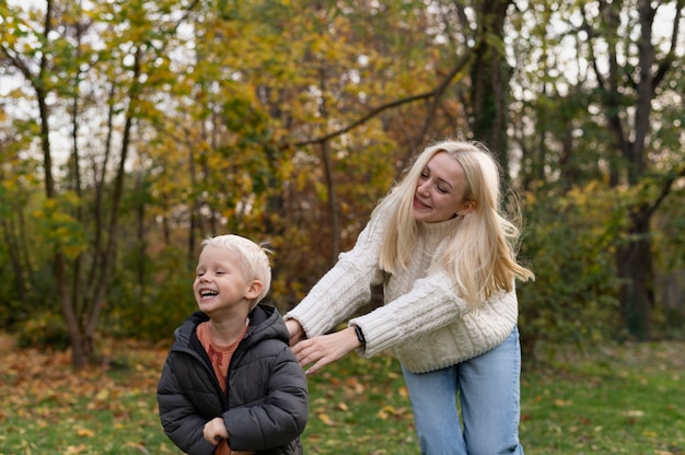 Foto gratuita madre pasando tiempo con su hijo