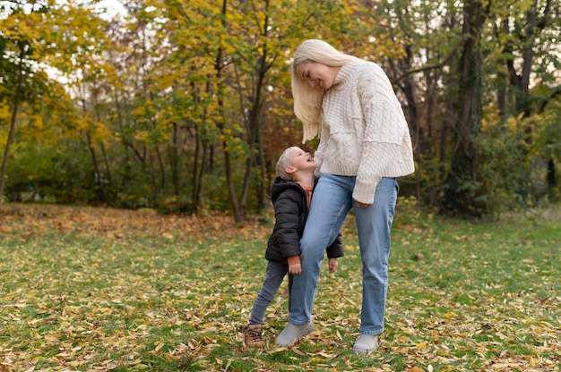 Foto gratuita madre pasando tiempo con su hijo