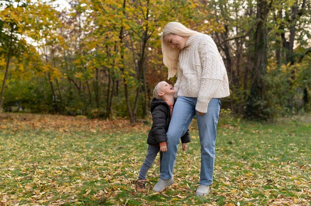 Madre pasando tiempo con su hijo