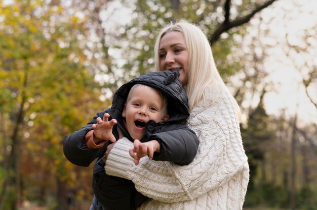 Madre pasando tiempo con su hijo