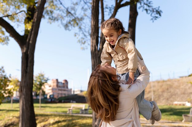 Madre pasando tiempo con su hijo