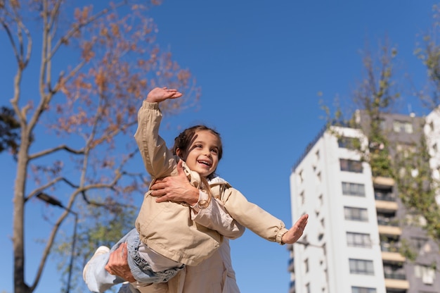 Foto gratuita madre pasando tiempo con su hijo