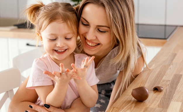 Foto gratuita madre pasar tiempo junto a su hija en casa