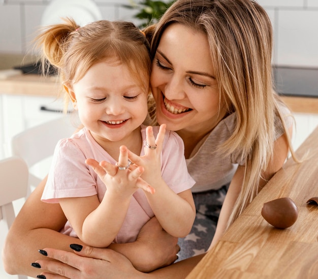 Madre pasar tiempo junto a su hija en casa