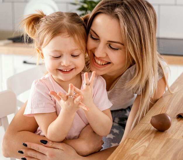 Madre pasar tiempo junto a su hija en casa