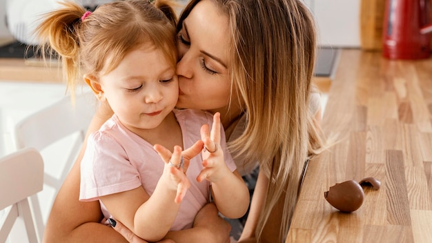 Madre pasar tiempo junto a su hija en casa