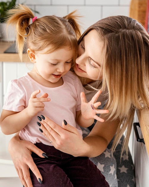 Madre pasar tiempo junto a su hija en casa