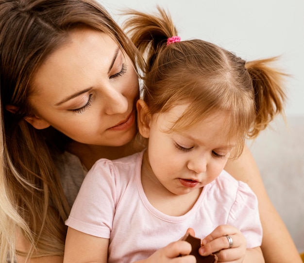 Madre pasar tiempo junto a su hija en casa