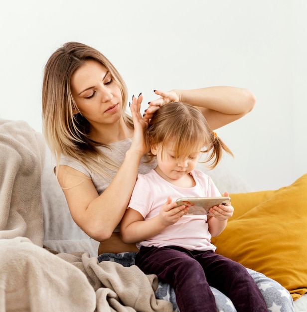 Madre pasar tiempo junto a su hija